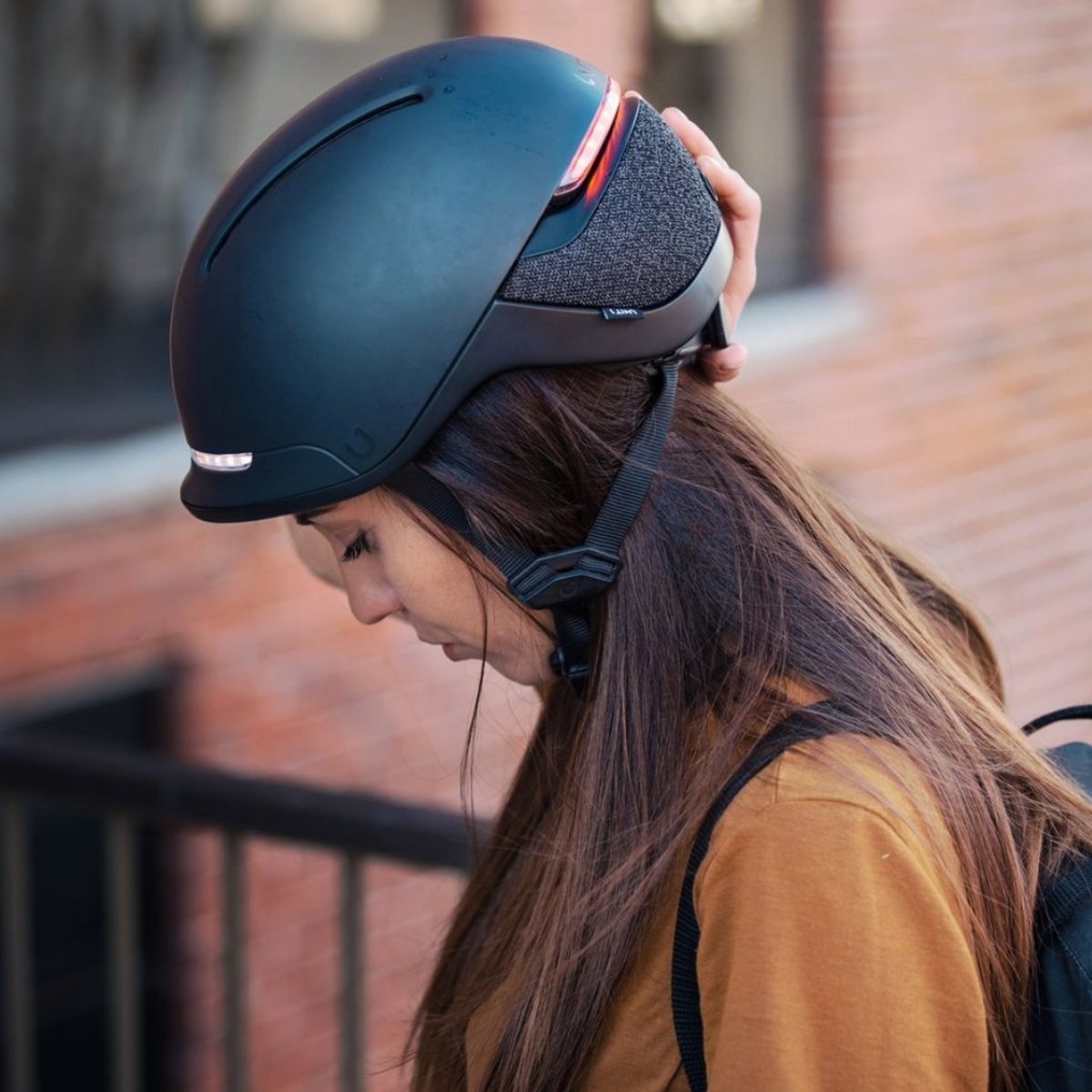 Woman with long hair wearing a Faro Smart Helmet