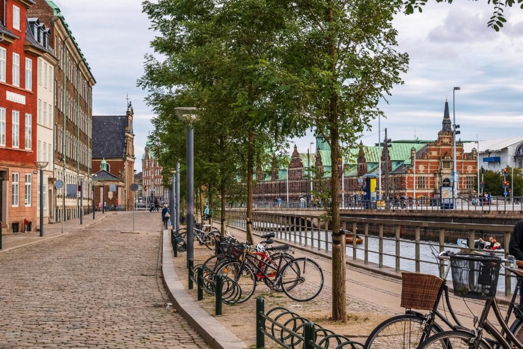 רחוב בקופנהגן עם אופניים וללא מכוניות